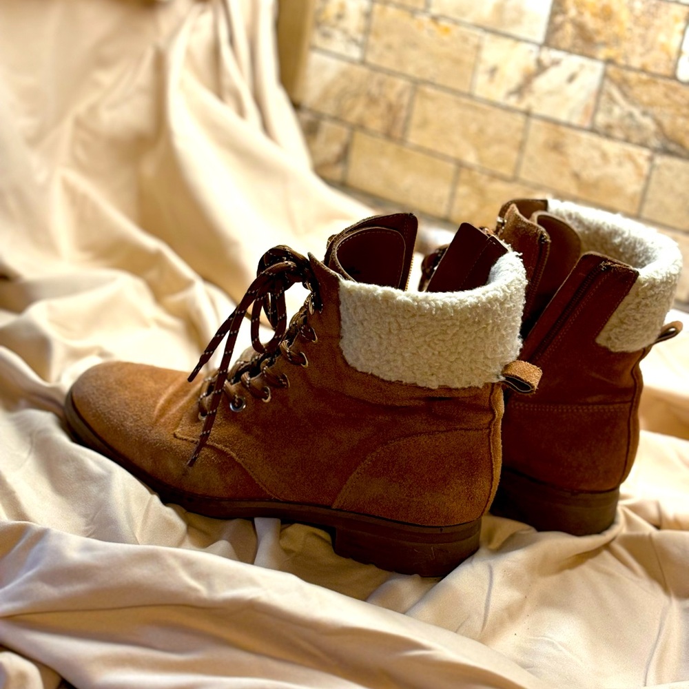 Violet & Rod cozy fleece adorned brown boots.
